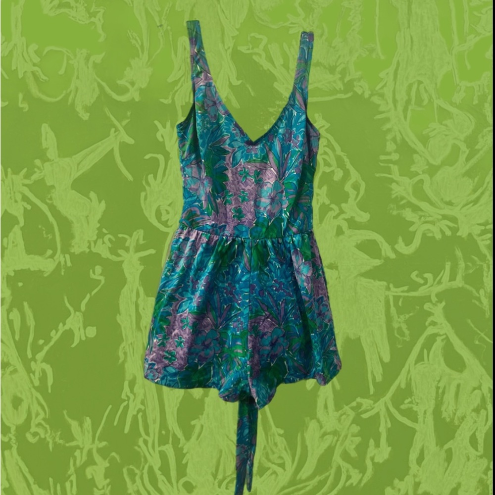 ✨VINTAGE✨ ONE PIECE SWIMSUIT WITH BUILT IN SHORTS.